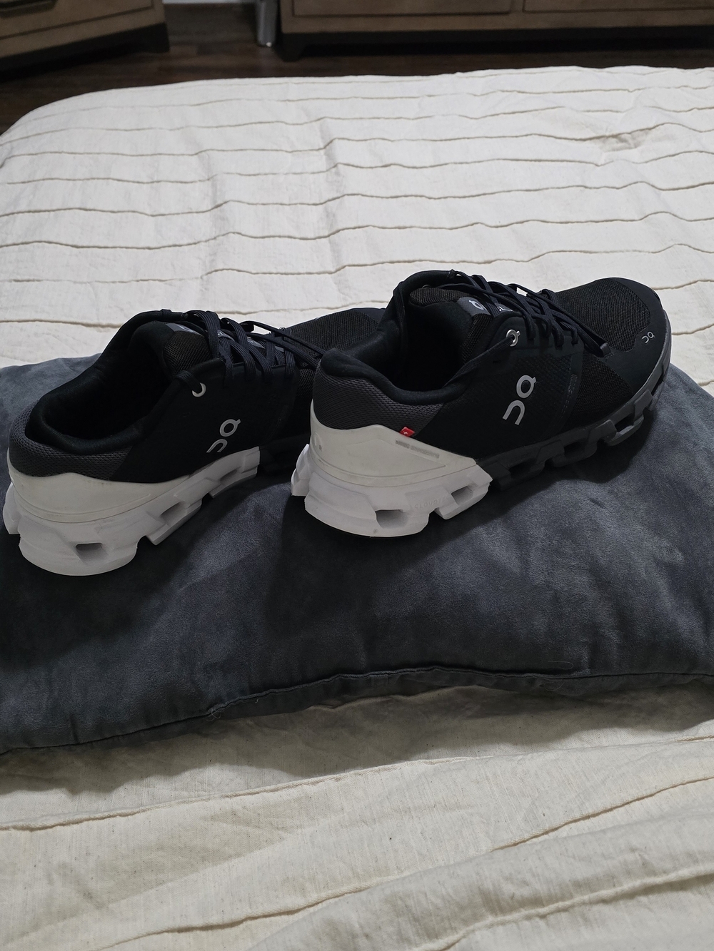 On Running Cloud Women Running Shoes - Black/White